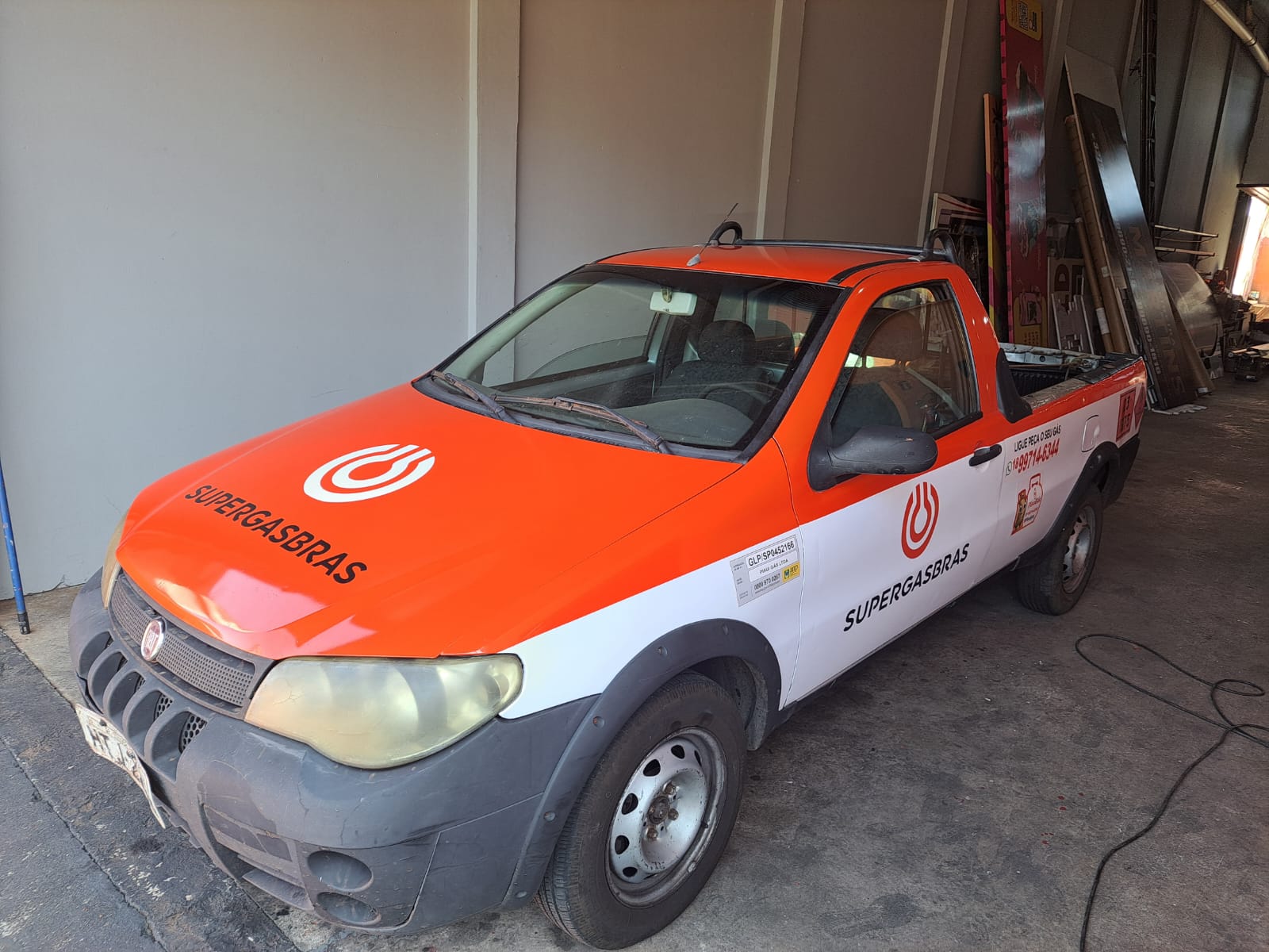 Carro da Piauí Gás circulando pelas ruas de Tarabaí
