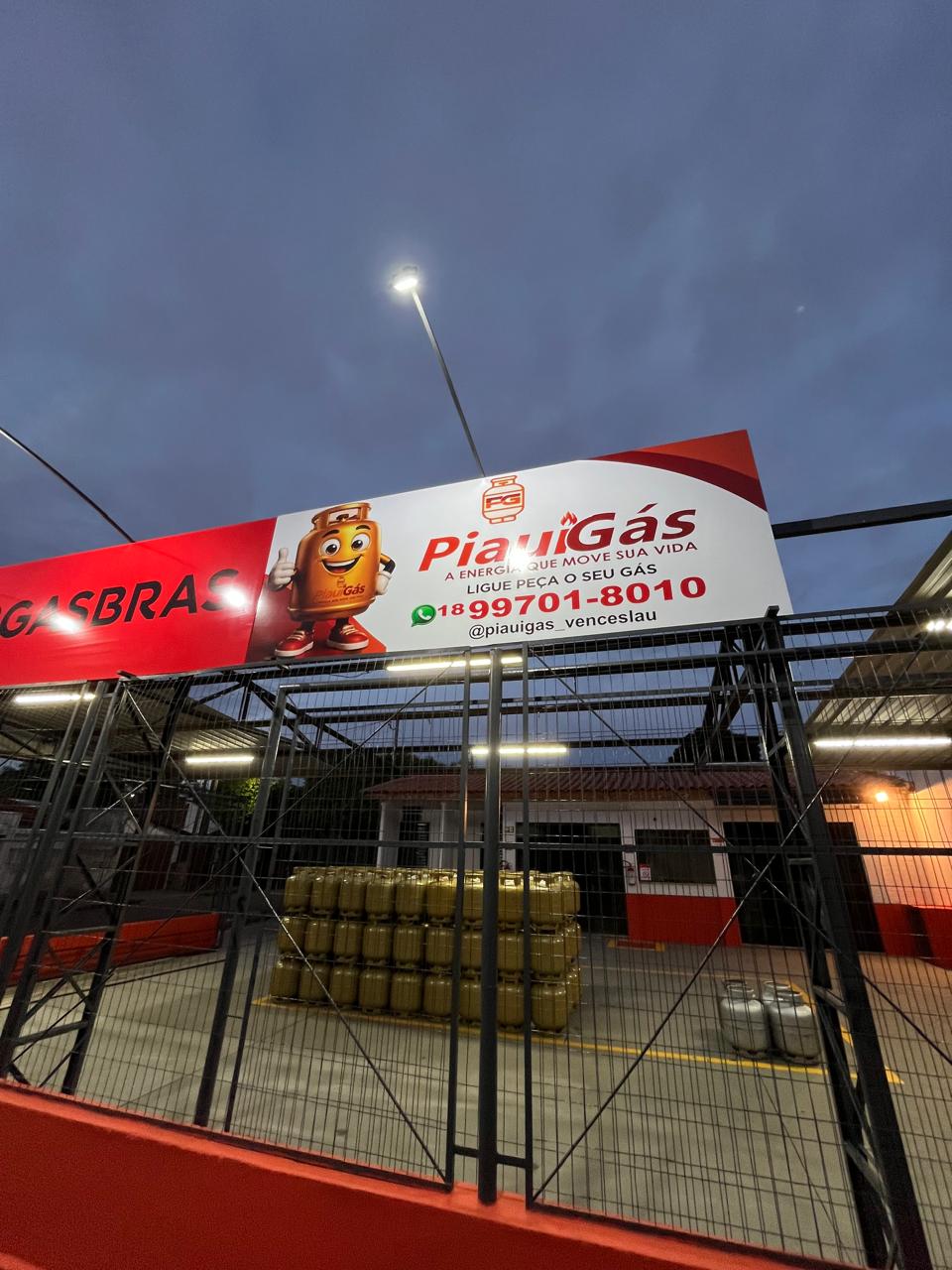 Placa da loja Piauí Gás em Presidente Venceslau